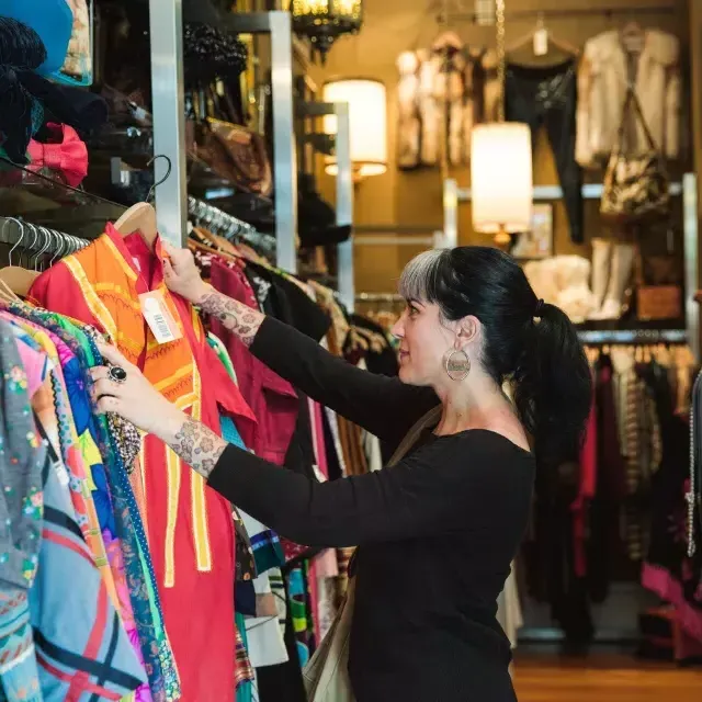 Una donna fa acquisti in una boutique di San Francisco.